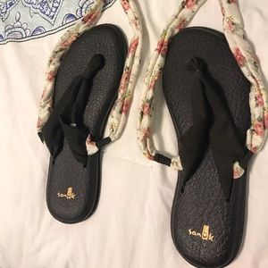 lace up Sanuk flip flops/sandals