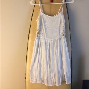 Beautiful white dress! 😍😍