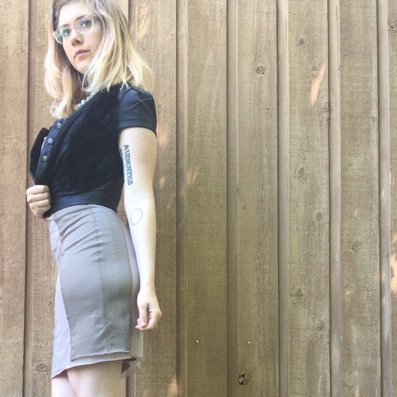 Black cap sleeve faux leather and fur vest - Picture 2 of 6