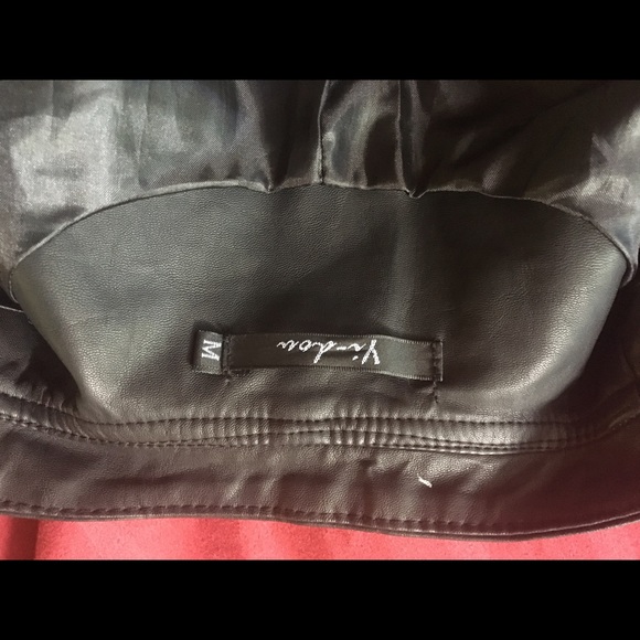 Black cap sleeve faux leather and fur vest - Picture 4 of 6