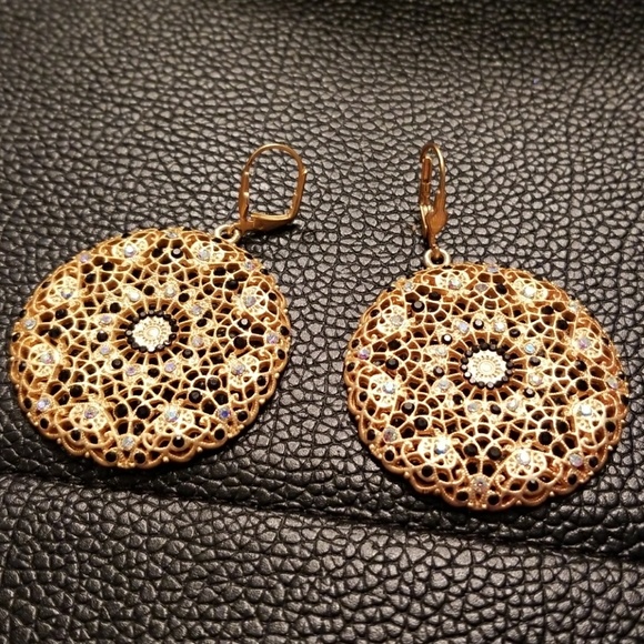Jewelry - Pretty goldtone medallion earrings