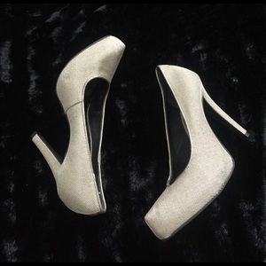 🌷Stunning Gianni Bini Gold Wire-Like Material