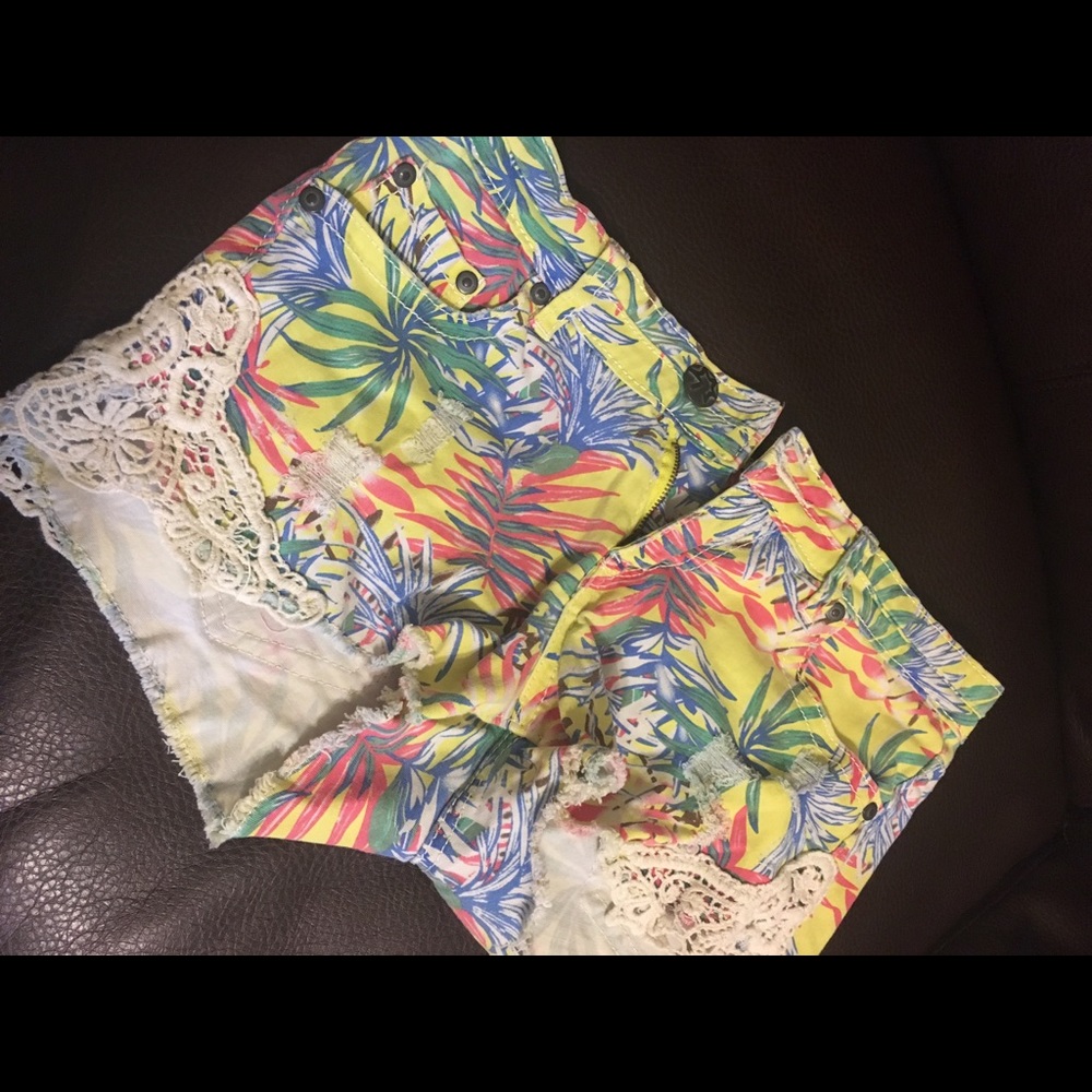 Tropical shorts