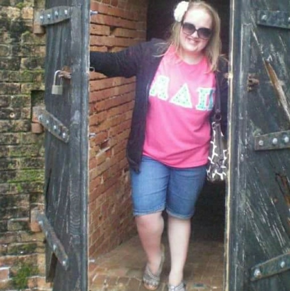 Meet your Posher, Lauren - Picture 2 of 4