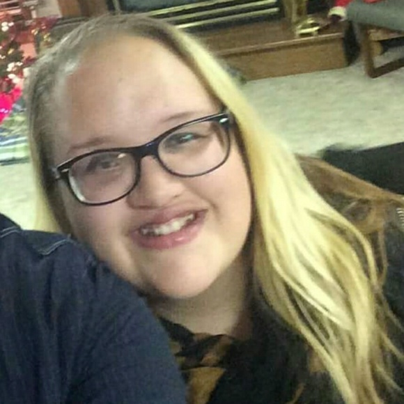 Meet your Posher, Lauren - Picture 3 of 4