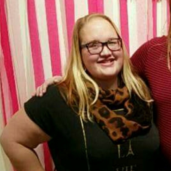 Meet your Posher, Lauren - Picture 4 of 4