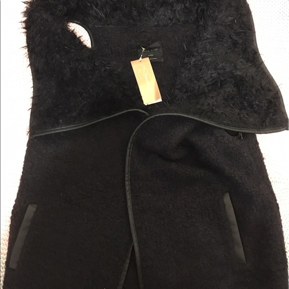 Cozy black fur vest - Picture 1 of 2