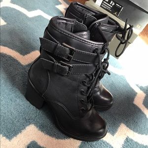 F21 combat heeled boots 😜