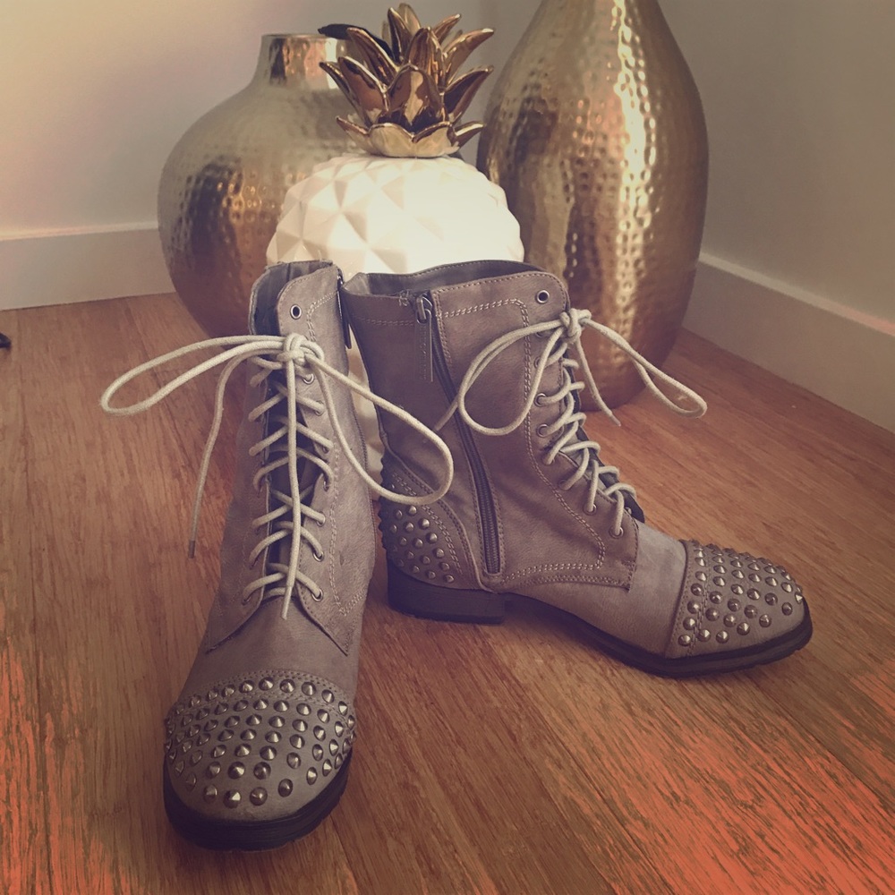 Studded Lace Up Boots👢