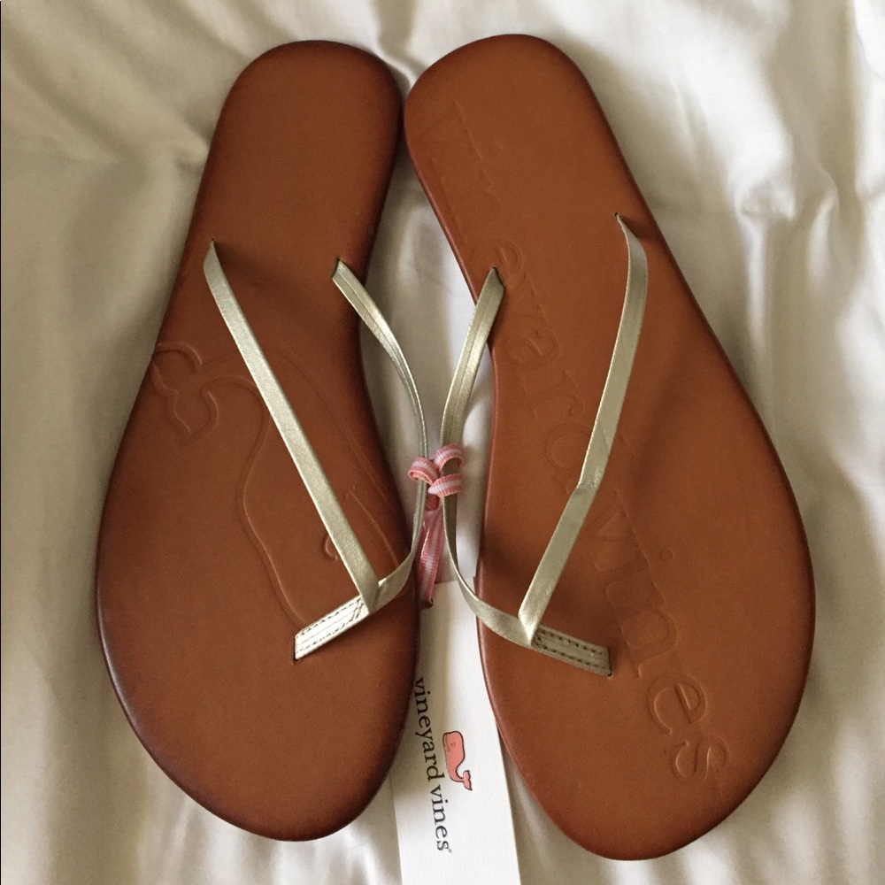 Vineyard vines flip flops