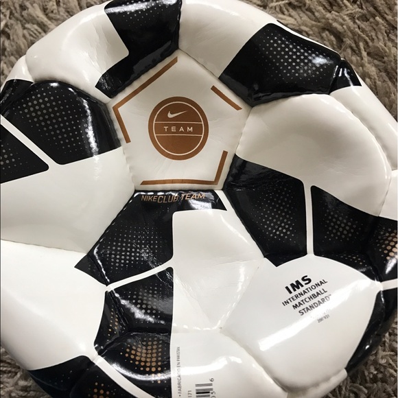 Nike soccer ball - Picture 1 of 2