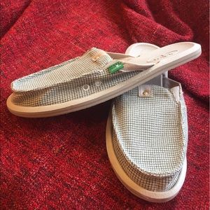 Sanuk slip on shoes (: