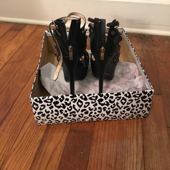 Black strap heels - Picture 3 of 4