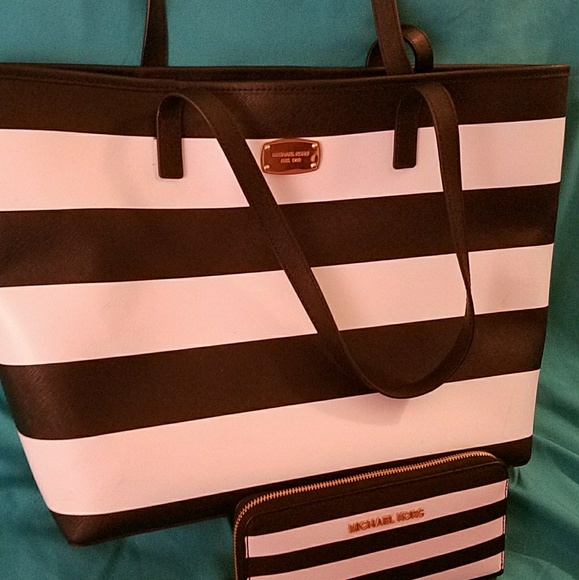 Michael Kors Handbags - FINAL PRICE Michael Kors black/white tote & wallet