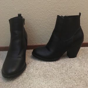 BLACK BOOTIES