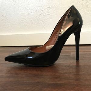Black pumps