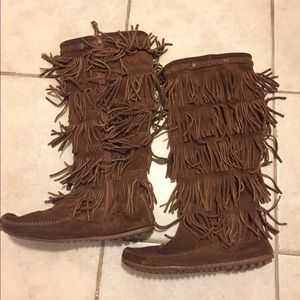 Genuine Minnetonka triple fringe size 8 boots