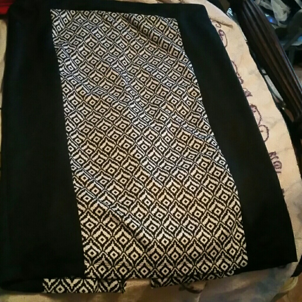 Beautiful black and white printed skirt