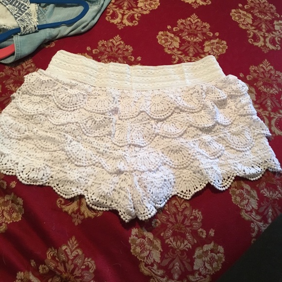front and back view of white lace shorts - Picture 2 of 2