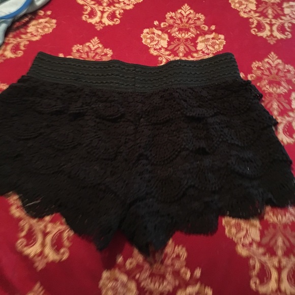 front and back view of black lace shorts - Picture 2 of 2