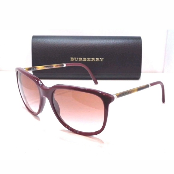 Burberry Accessories - 💥NEW💥Burberry Sunglasses