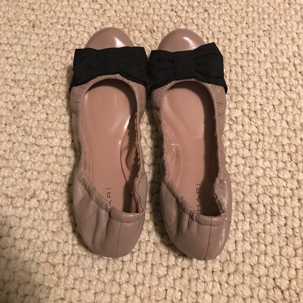 Tahari size 8 nude flats with bow