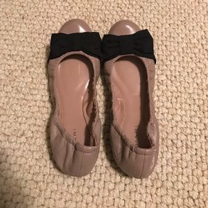 Tahari size 8 nude flats with bow