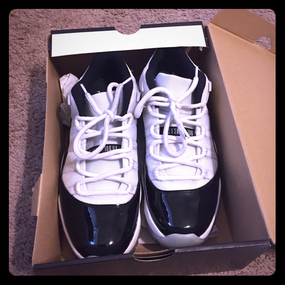 Retro 11 Low Black White