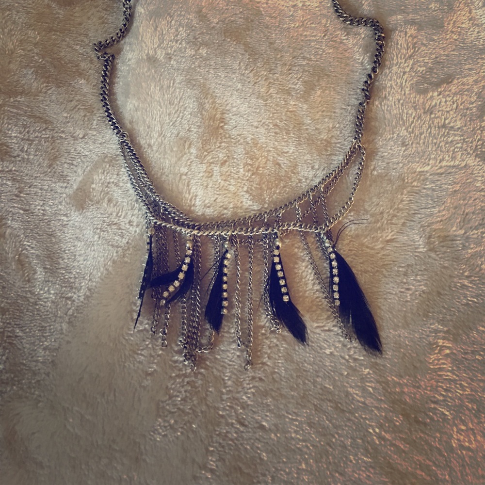 Short rhinestone/feather necklace