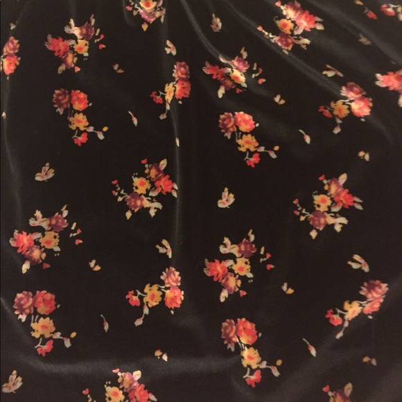 NWOT Velvet black FLORAL SKIRT urban outfitters - Picture 4 of 4