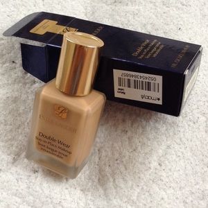 Estée Lauder Double Wear stay-in place makeup