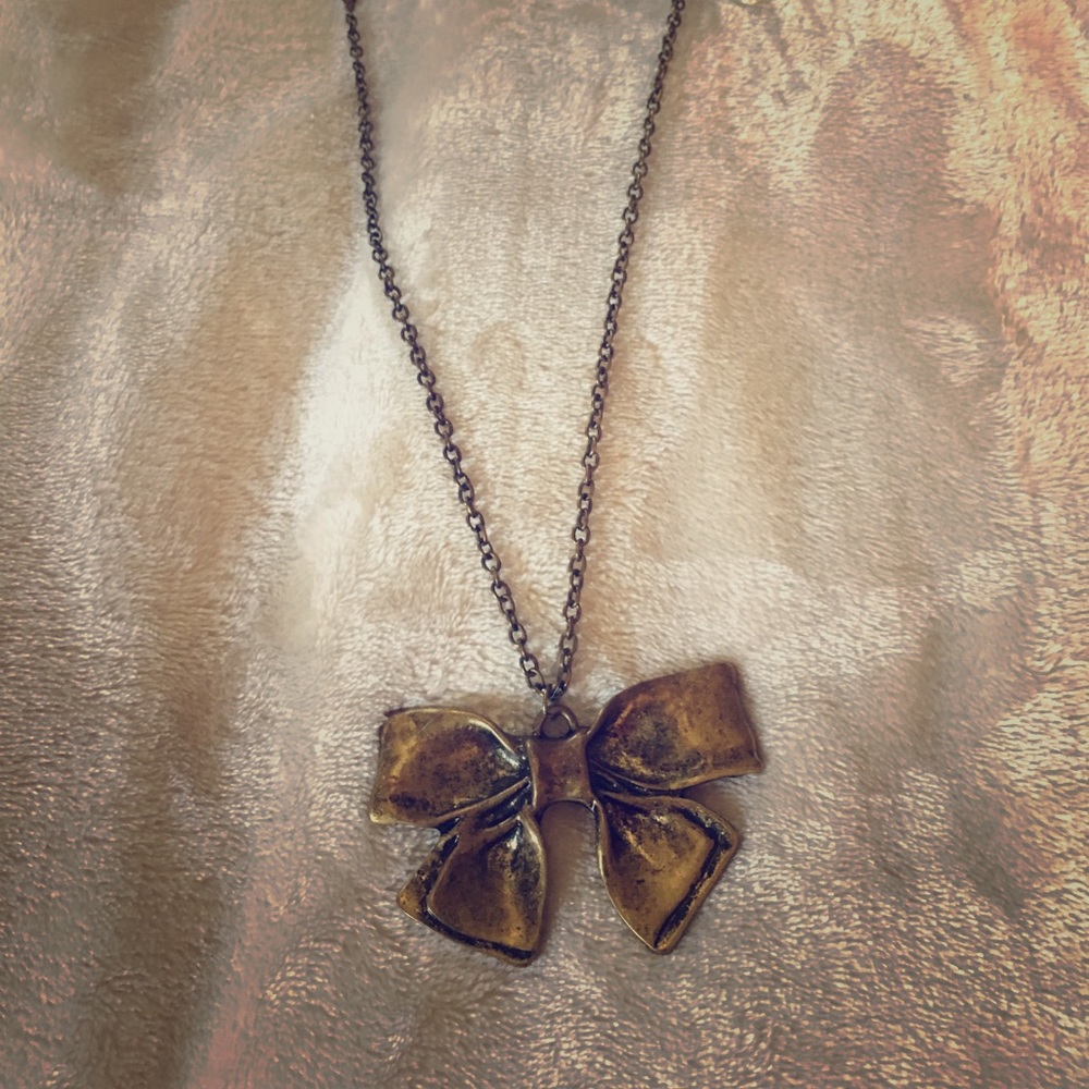 Long bow necklace