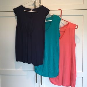 Old Navy summer maternity shirts (3) bundle