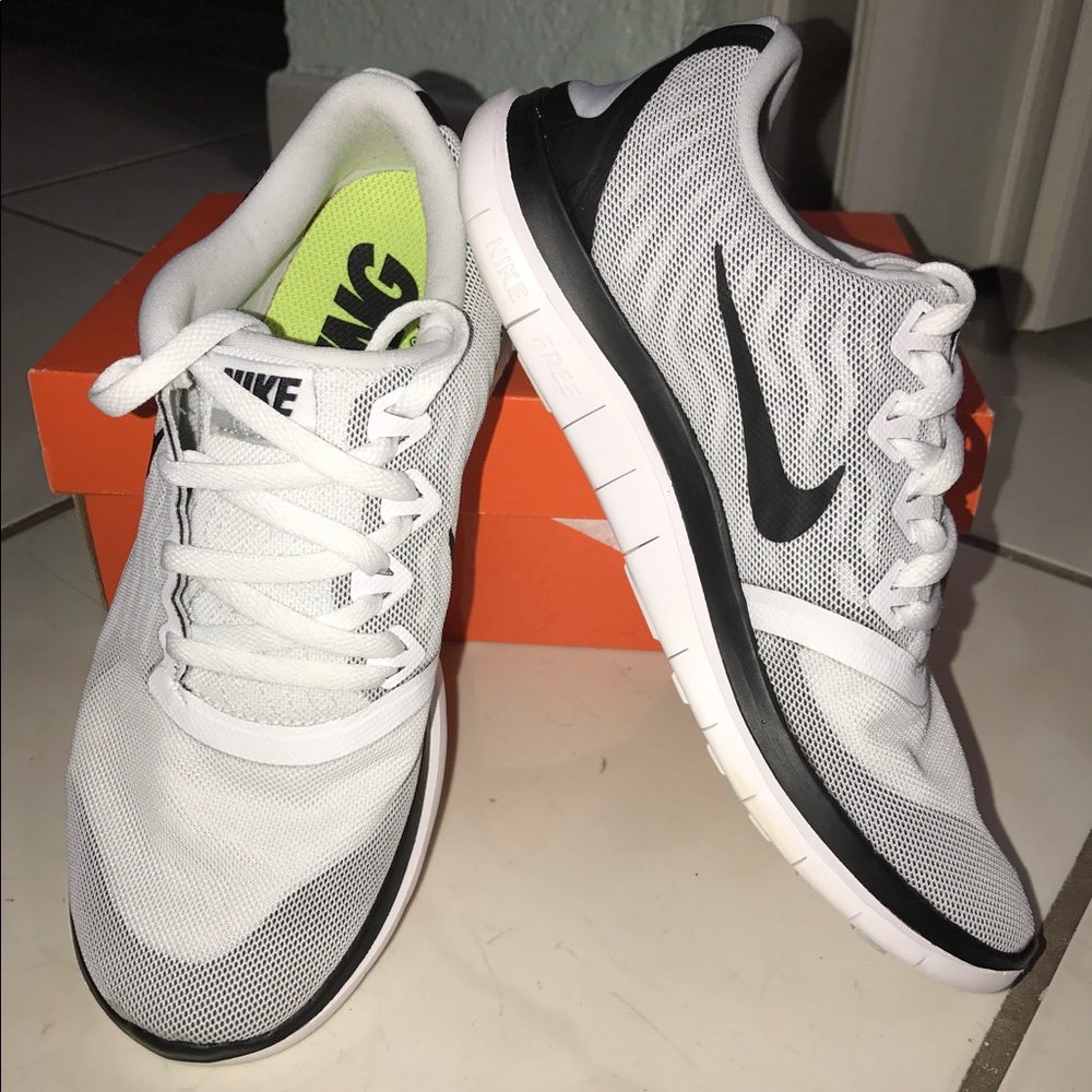 Black and White Nike Free 4.0