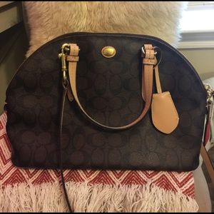 Medium sized Coach bag with top zipper