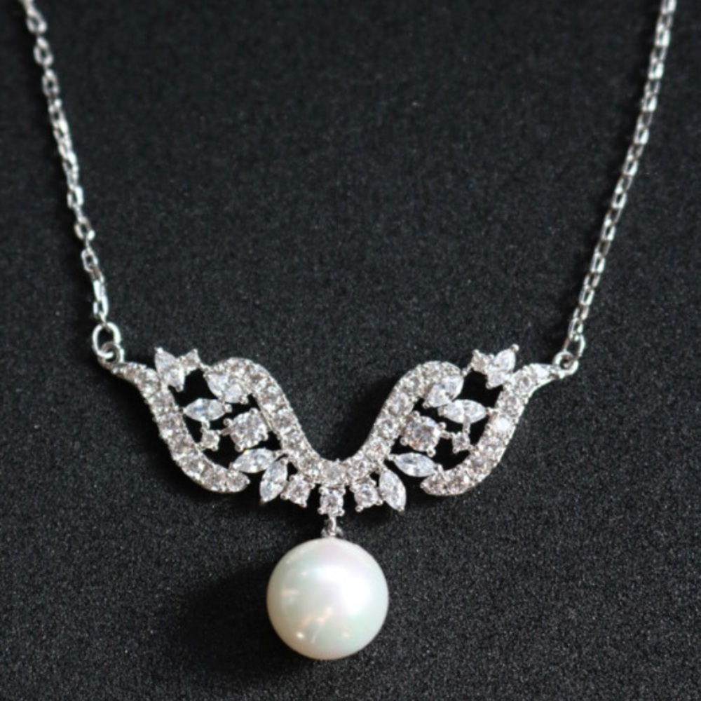 Wedding sparkly crystal necklace.