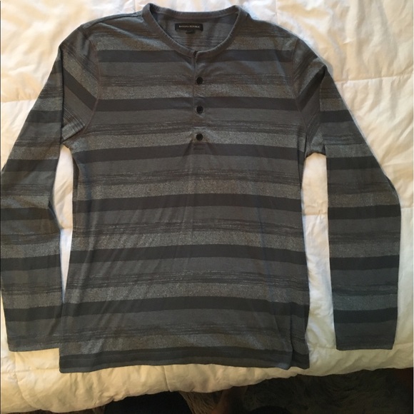 Men's Large Banana Republic Henley. - Picture 2 of 3