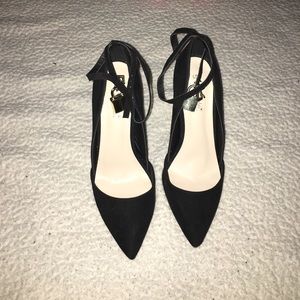 Shoedazzle black pumps with lock