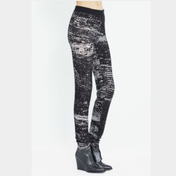HP Sporty Chic ! Surface to Air Crater Legging - Picture 2 of 10