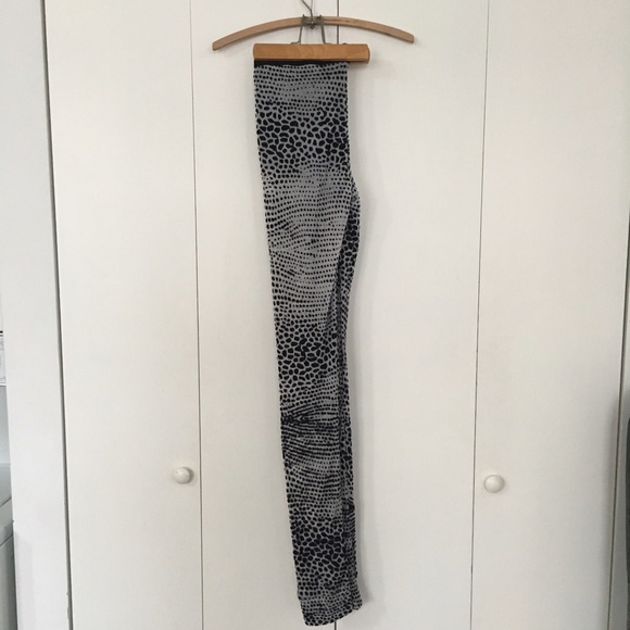 HP Sporty Chic ! Surface to Air Crater Legging - Picture 6 of 10