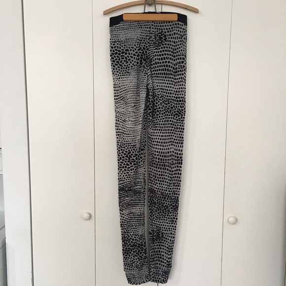 HP Sporty Chic ! Surface to Air Crater Legging - Picture 8 of 10