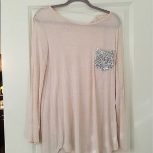 Cute long sleeve with pocket detail