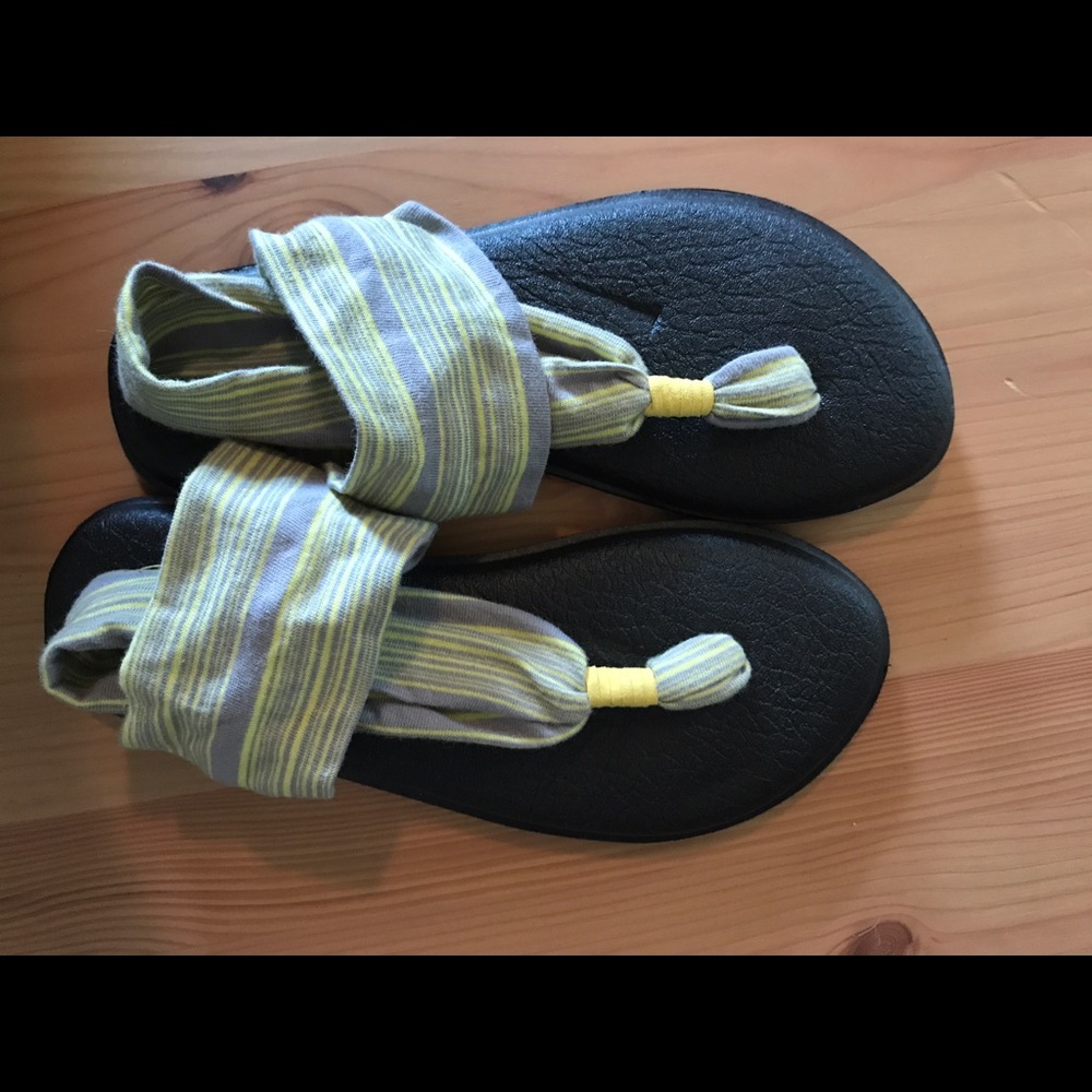 Sanuk yoga sling flip flops, sz 6, grey/yellow