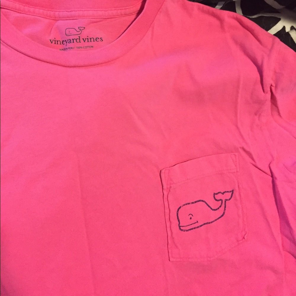 Hot pink vineyard vines front pocket tee