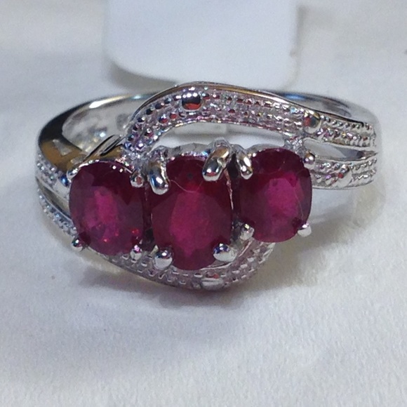 Genuine Ruby 2.3 tcw swirl Trilogy Ring + 🎁 - Picture 1 of 6