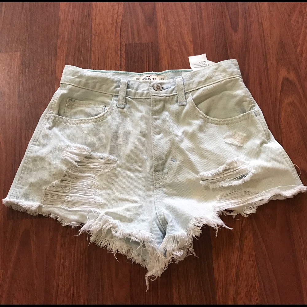 Cute light denim shorts.
