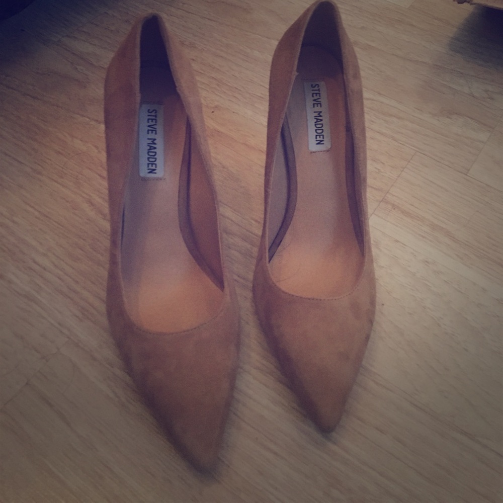 Steve Madden suede pumps