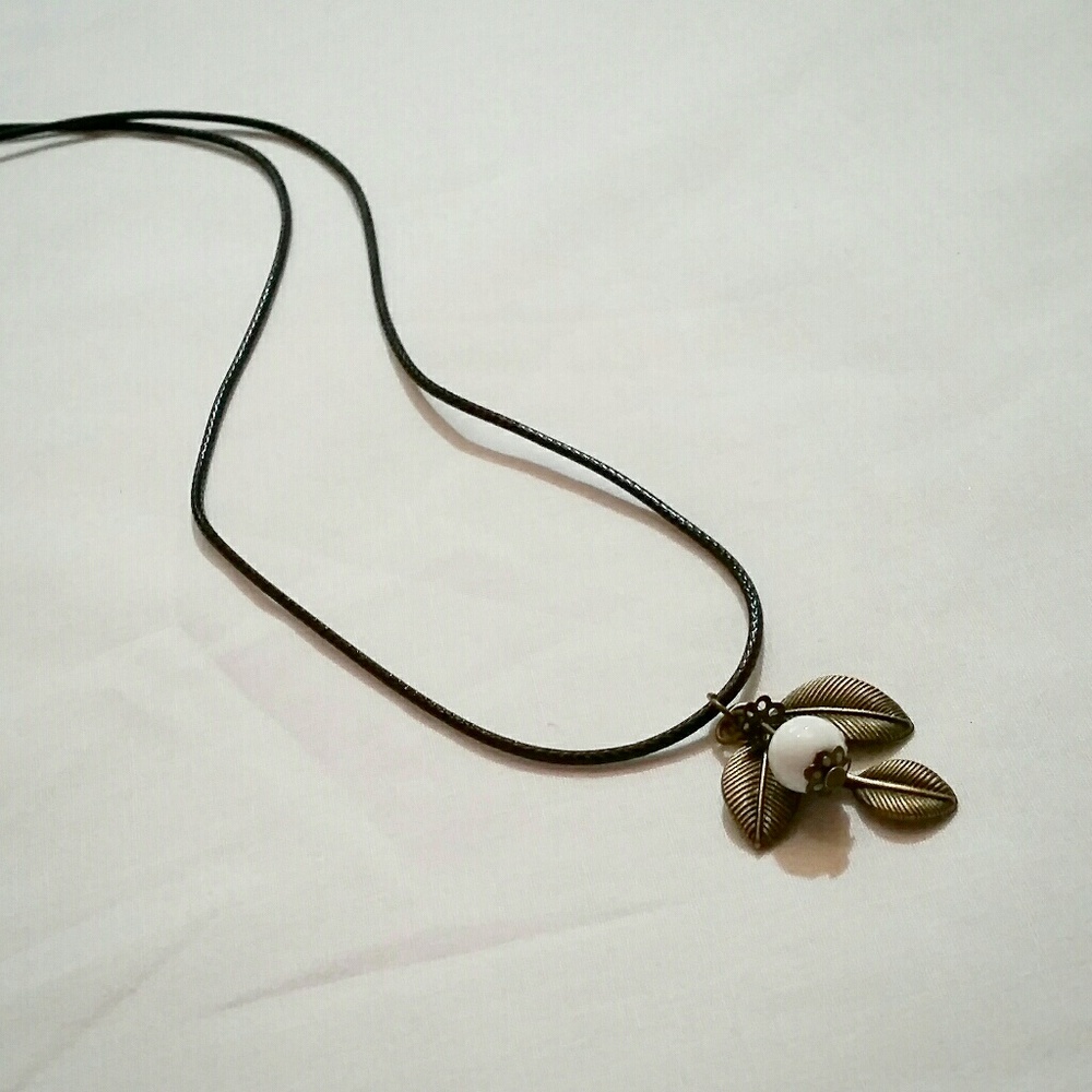 2/$22☆White berry ceramic bead necklace - Picture 3 of 3