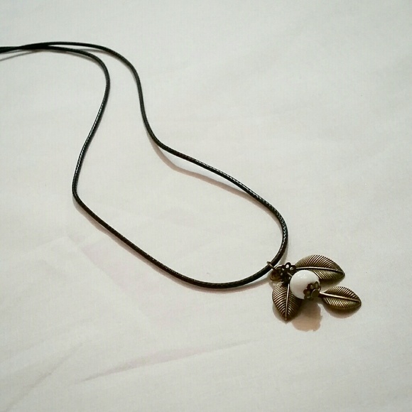 2/$22☆White berry ceramic bead necklace - Picture 3 of 3