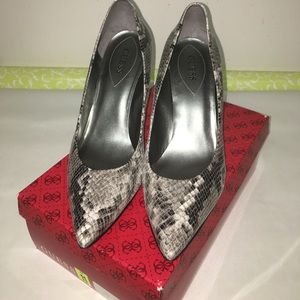 Guess snake skin pump